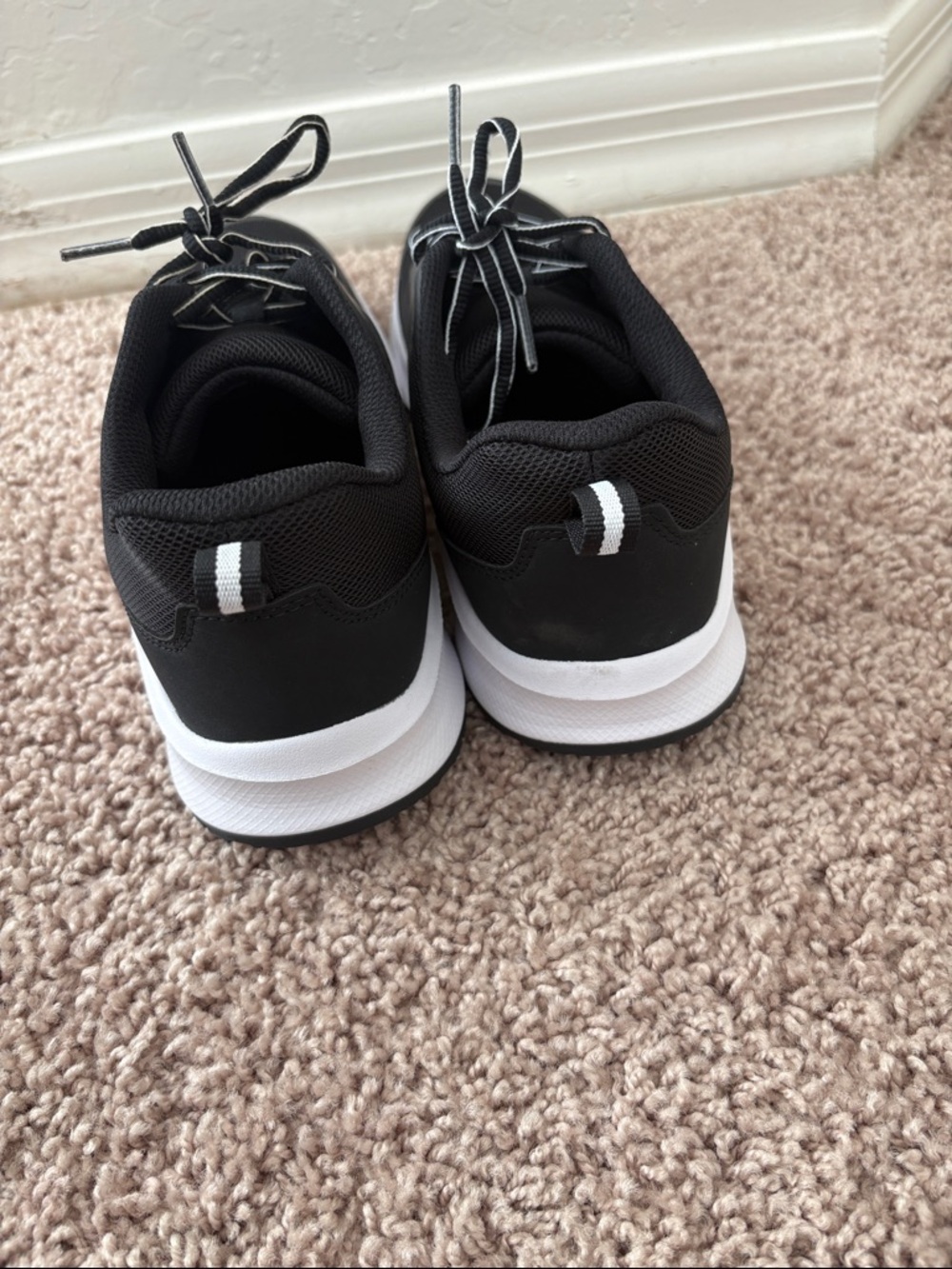Athletic Works Women’s Black and White Athletic Walking/Running Shoes Size 9.5 - Picture 3 of 6